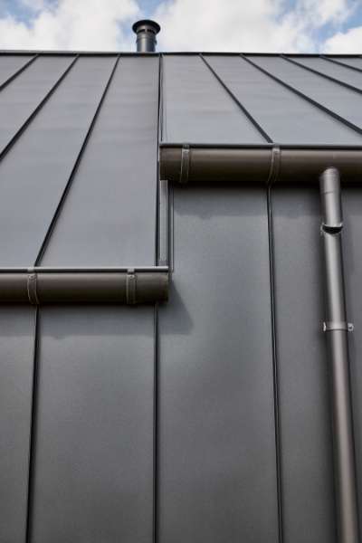 „Königliche“ Tür, gefunden in Christiania, montiert an einer Stahlfassade, Volstrupvej 63, 9240 Nibe